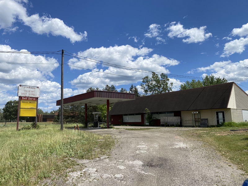 Strauers Country Market (Herrimans Country Market) - October 2022 Photo - Closed (newer photo)